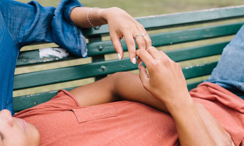 Holding hands while fighting helps couples stay calm: Study