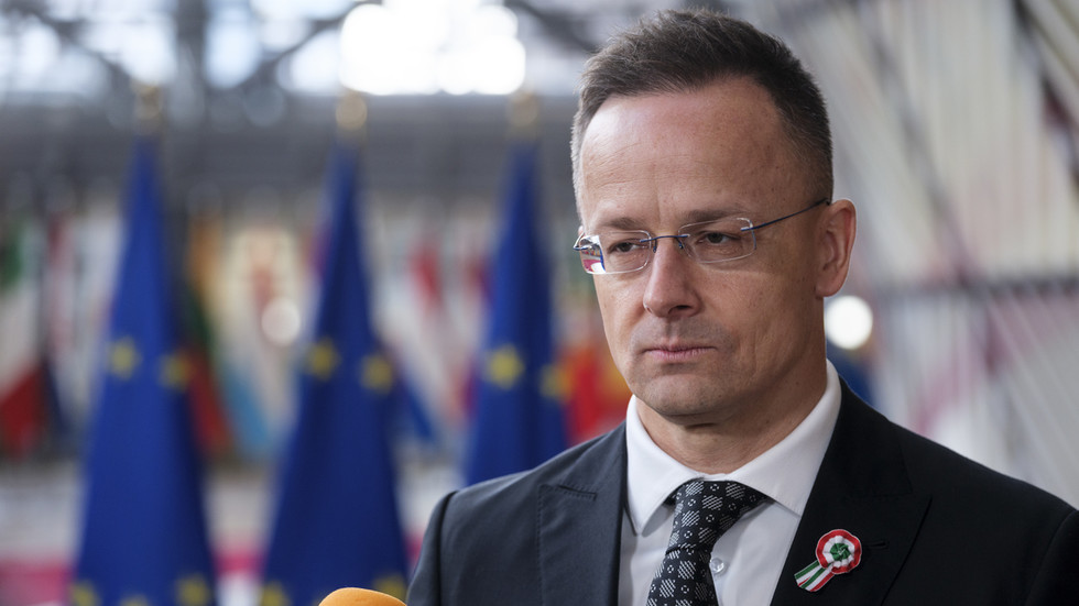 Hungary announces oil pipeline deal amid dispute with Ukraine – RT World News Hungary announces oil pipeline deal amid dispute with Ukraine - RT World News