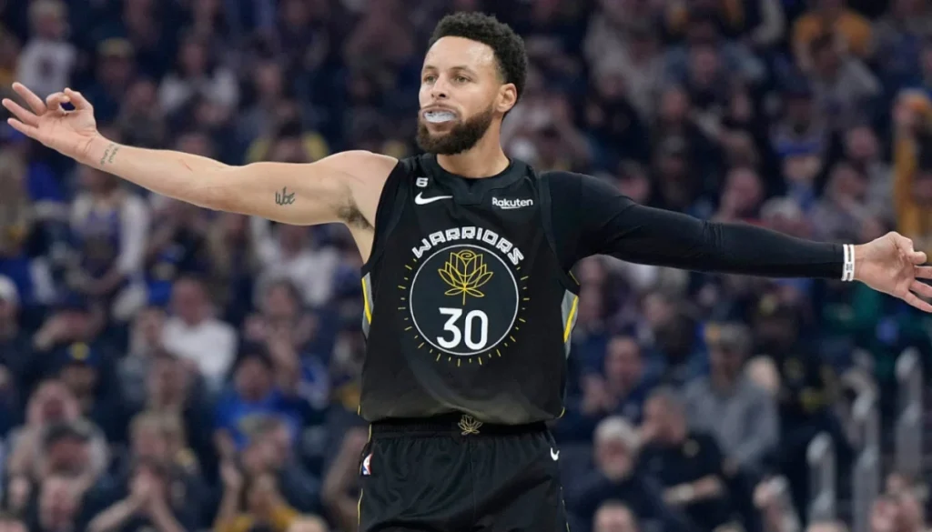 Stephen Curry makes emotional return for Warriors after two-month injury layoff