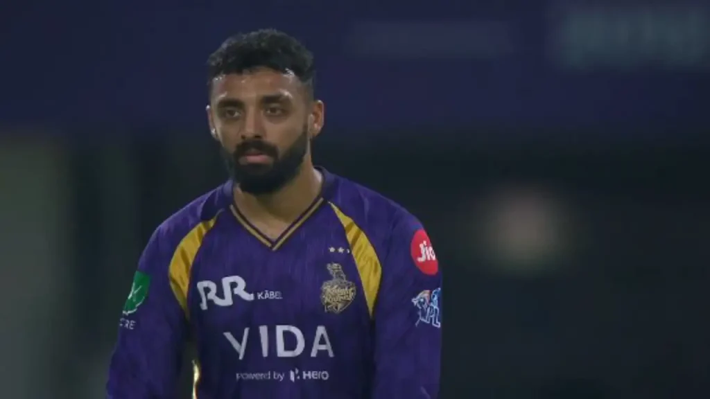 Abhishek Sharma played a stormy inning of 25 runs off the bowling of Varun Chakraborty in IPL 2026.