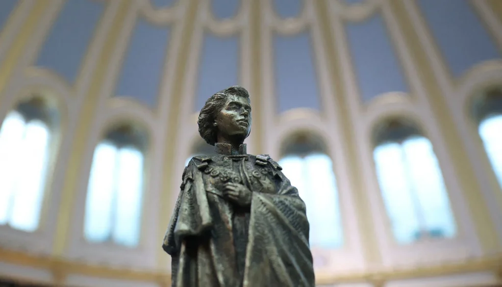 After the uproar of critics, the sculptor of Queen Elizabeth's memorial statue expressed his views