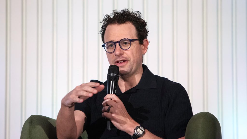 Anthropic looks to raise money at $900B valuation, tops OpenAI