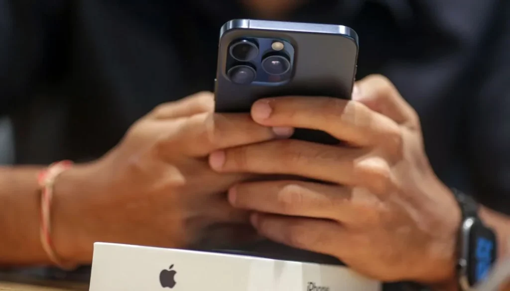 Apple fixes the bug that let the FBI read Signal messages