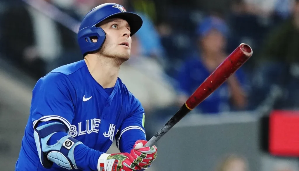 Daulton Varsho left Blue Jays game early due to knee problem, raising Toronto injury concerns