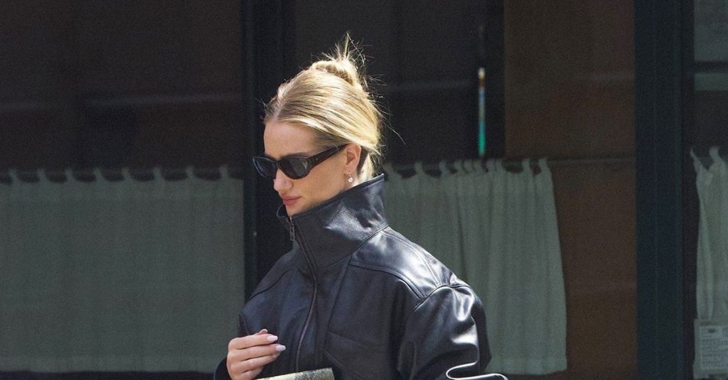 Denim color trend to wear with sandals in 2026