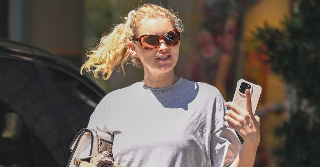Elsa wore the coolest leggings colored flip-flops of 2026