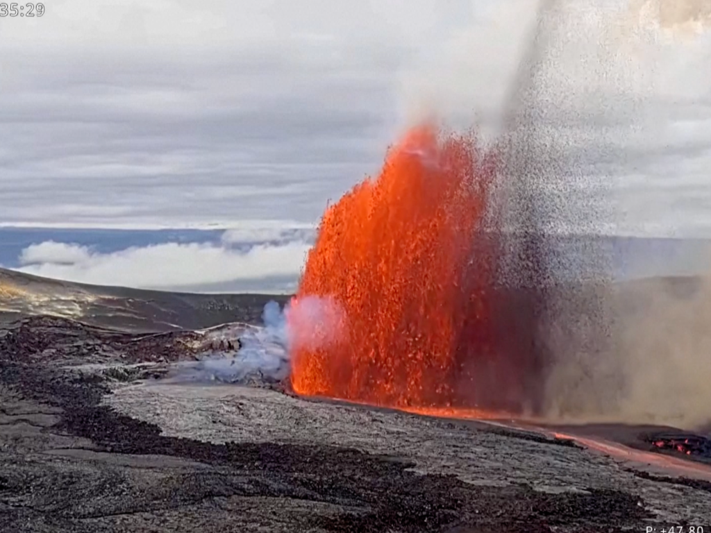 Explosion in Hawaii's Kilauea, lava touching the sky. news