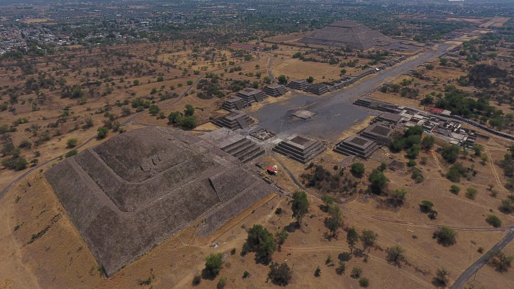 Gunman kills 1 Canadian tourist and wounds 6 at pyramids north of Mexico City