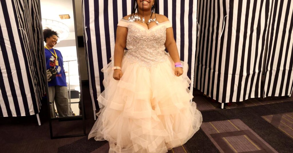 High school students get free formal attire