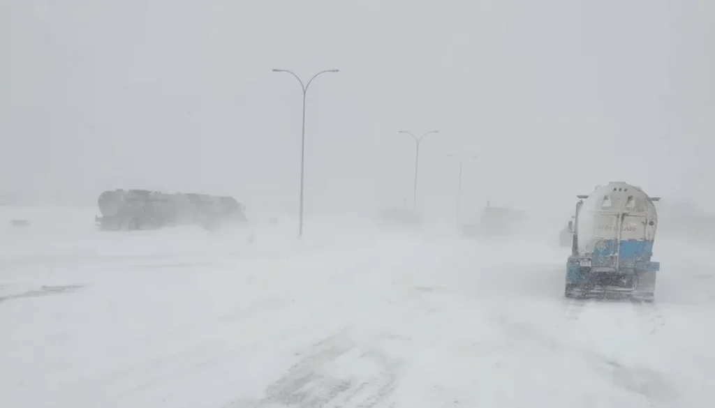 Hundreds stranded on Alberta highway due to crashes and snow near Fort McMurray