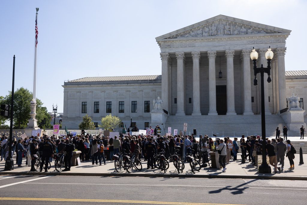 Immigrants with temporary legal status may get a narrow victory in the Supreme Court