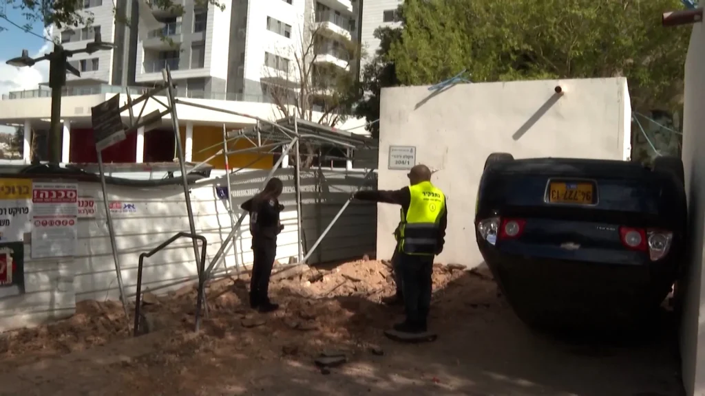 Iranian missile attack damages cars and roads in Israel. US-Israel war over Iran news