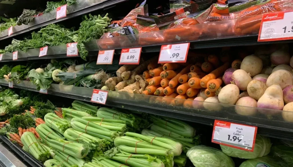 Jump in food prices prompts Canadians to buy free groceries as demand surges in Calgary