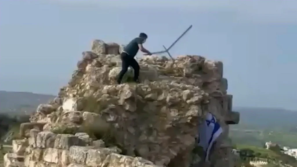 Lebanese man removes Israeli flag from palace in southern Lebanon News feed