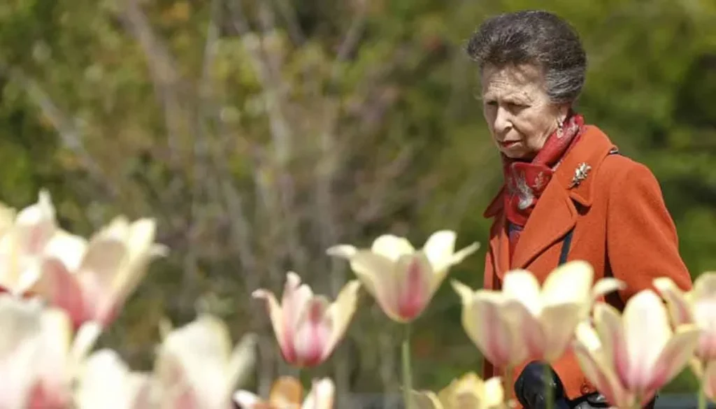 Princess Anne pays tribute to her mother