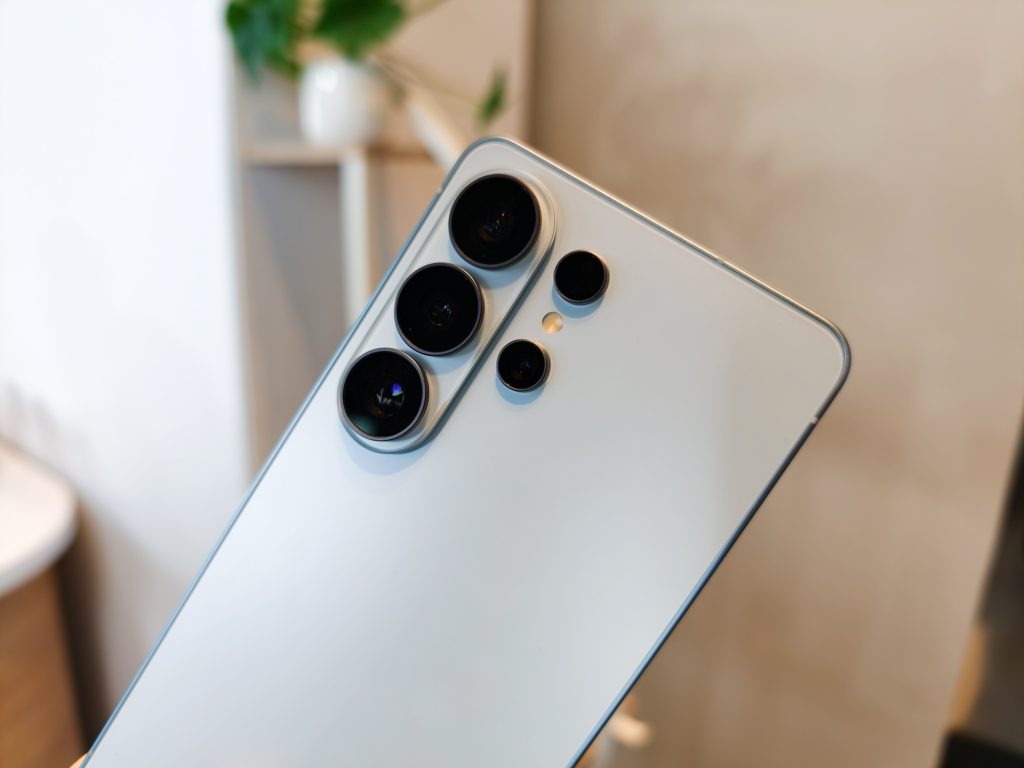 Samsung is reportedly relocating the Galaxy S27 camera to make magnets work