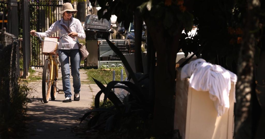 She is a house maid who has an extra job: cleaning the trash-filled streets of her neighborhood.