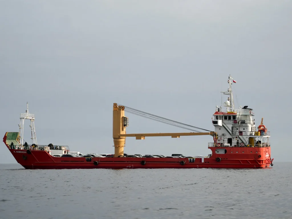 Shipping companies seek clarification before crossing Hormuz. US-Israel war over Iran news