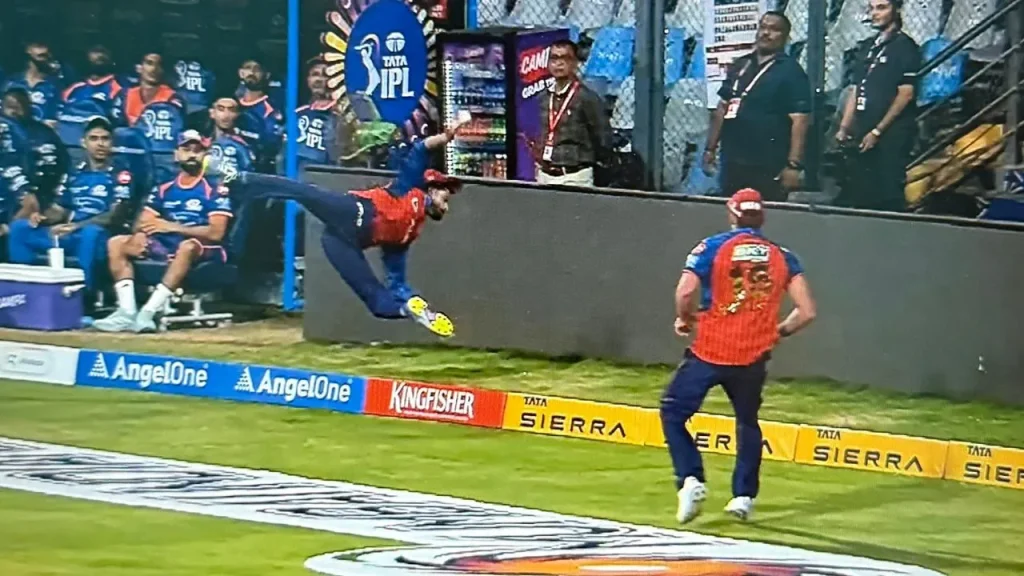 Shreyas Iyer and Xavier Bartlett combined to take a brilliant catch to dismiss Hardik Pandya in MI vs PBKS match Shreyas Iyer and Xavier Bartlett combined to take a brilliant catch to dismiss Hardik Pandya in MI vs PBKS match