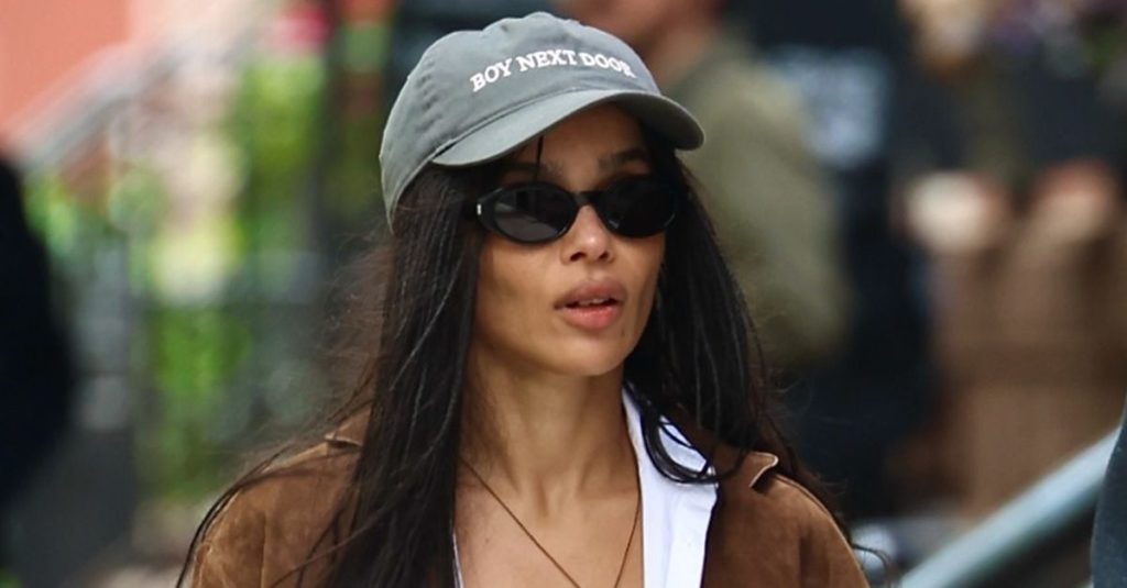 This pant trend with a raffia bag is the new spring outfit