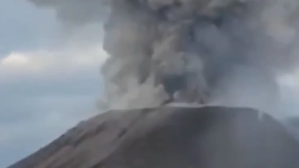 Video: The moment hikers are trapped in Guatemala volcano eruption | Environment