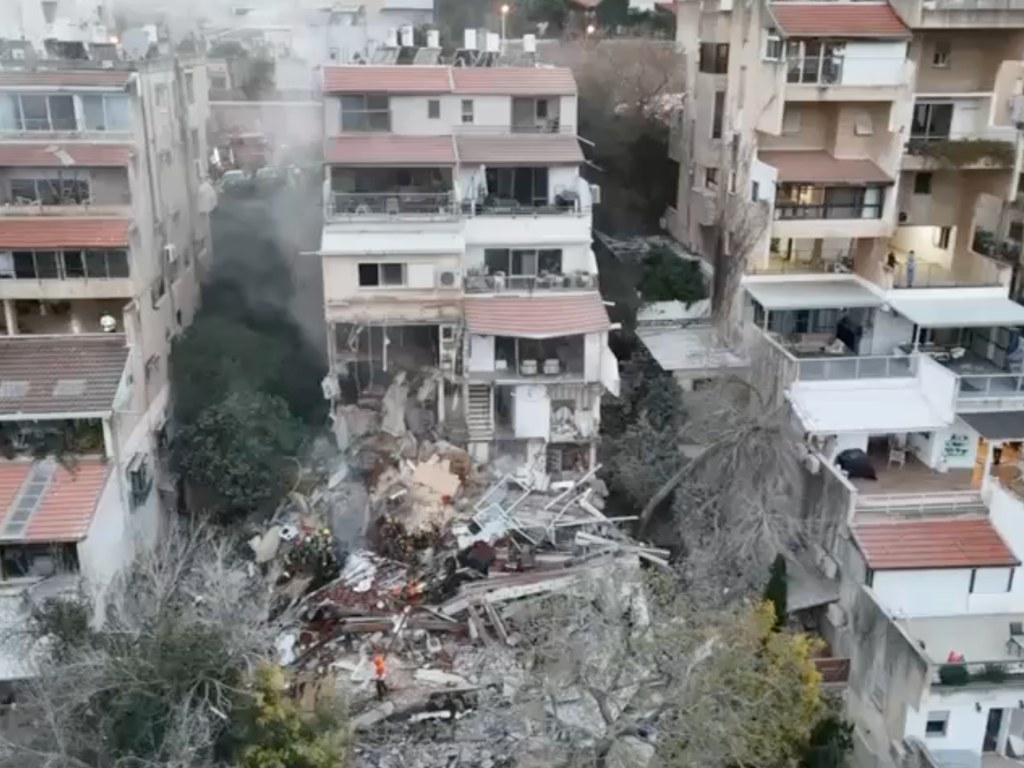 Video captures Iranian missile striking residential building in Haifa. US-Israel war on Iran