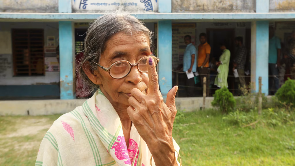 Voting has started in the Indian state of West Bengal after the national voter list purification.