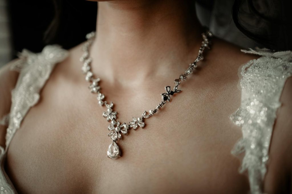 What to look for when buying jewelery online?