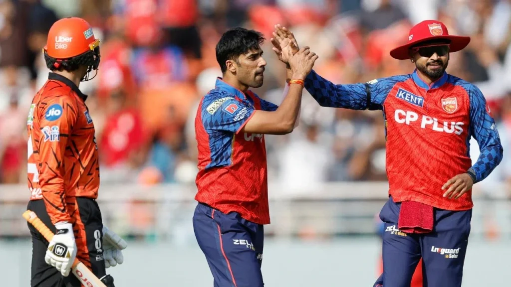 Why are Punjab Kings players wearing black armbands in today's match against SRH in IPL 2026?