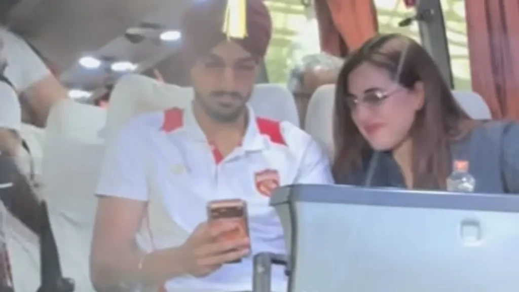 Arshdeep Singh ignores BCCI order, seen with Samreen Kaur in team bus amid IPL 2026