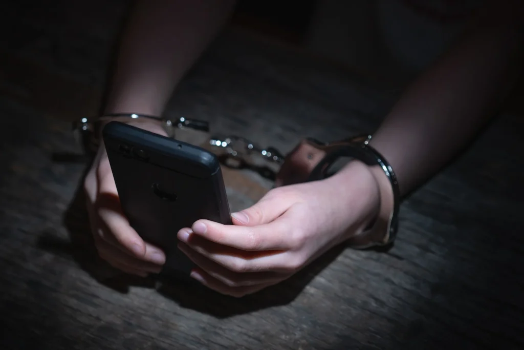 Excessive reliance on smartphones may indicate increased risk of alcohol and smoking in teens Excessive reliance on smartphones may indicate increased risk of alcohol and smoking in teens