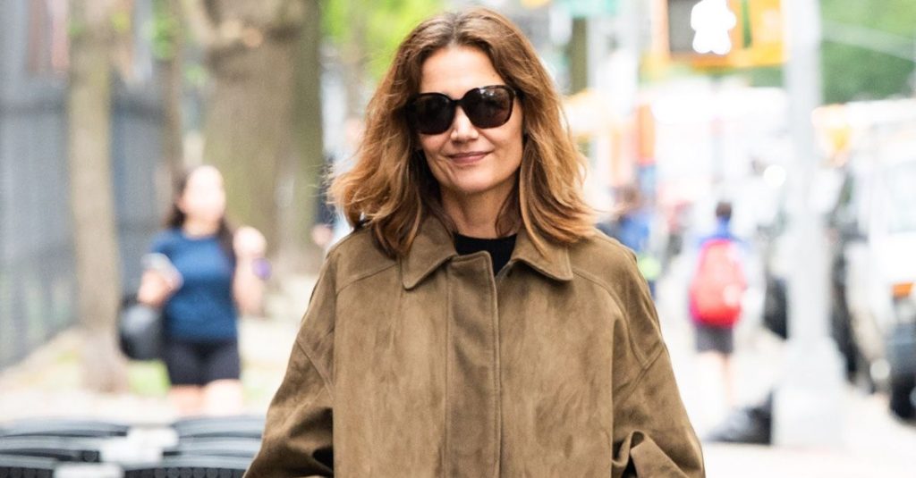 Fashionistas are wearing this "dated" denim trend with ballet flats