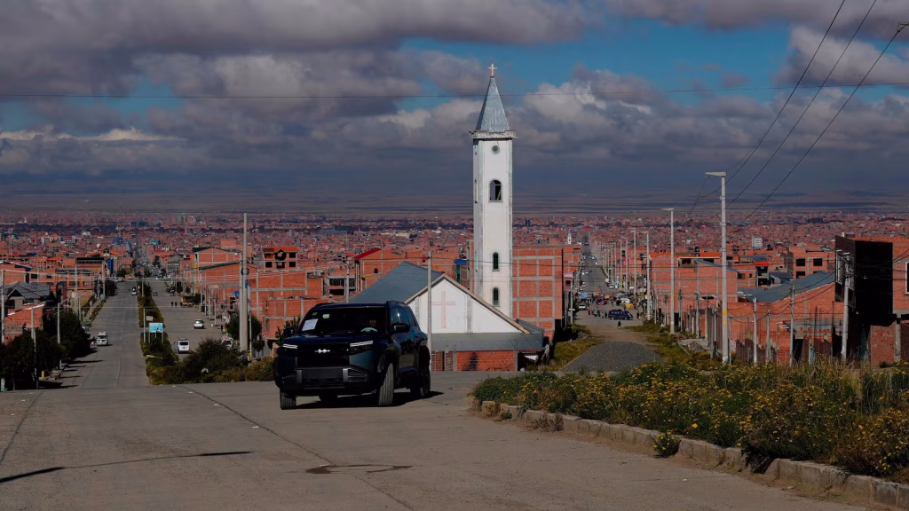 Fuel shortages and 'junk gasoline' lead to increase in electric cars in Bolivia