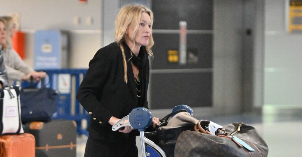 Instead of jeans, Kate wore the most attractive trousers of the airport.