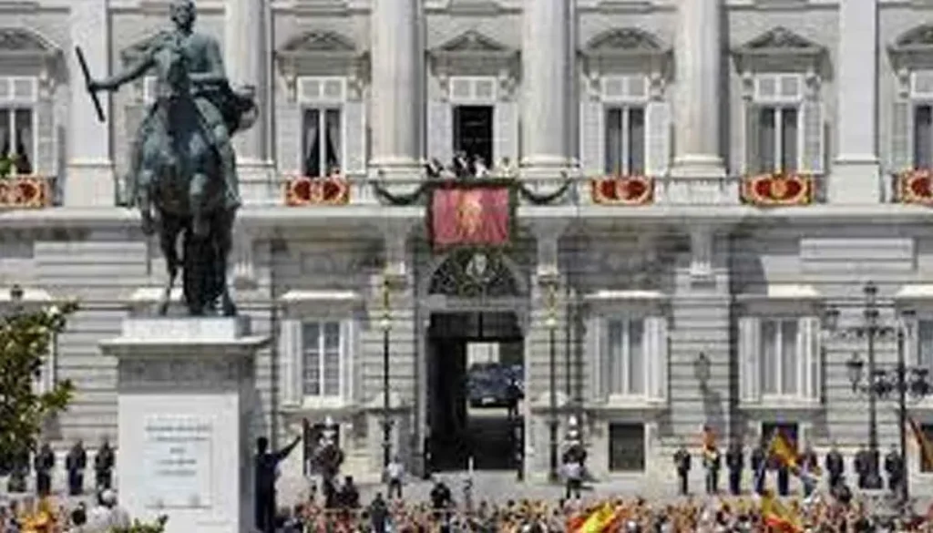 King's reaction to national flag falling at official event