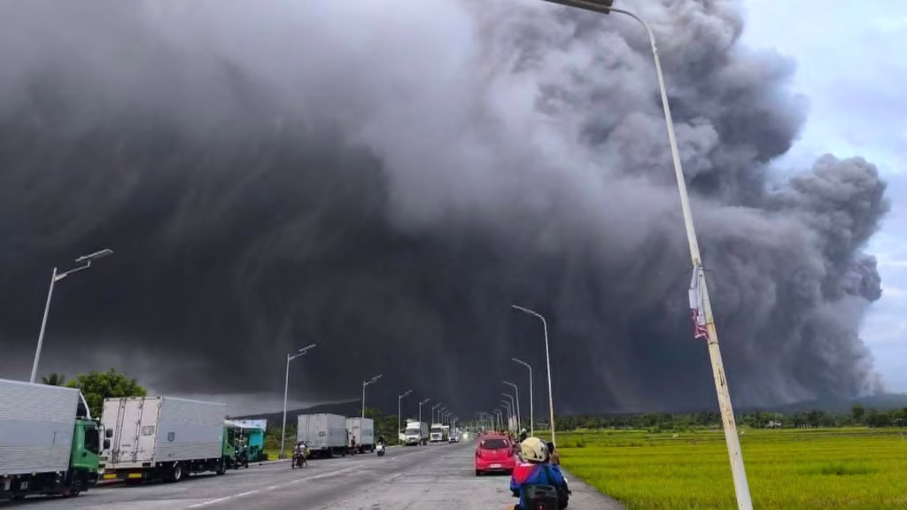 More than 300 families had to flee due to volcanic ash in the Philippines