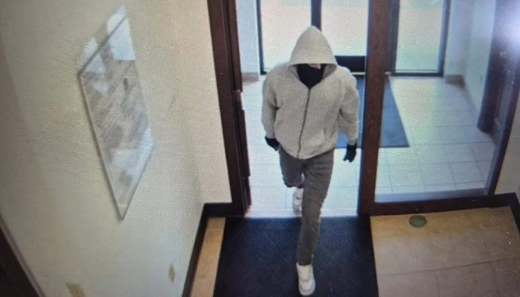 Police investigating after two employees were killed in deadly Kentucky bank robbery in Berea