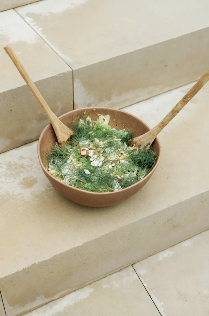 Prepare fennel salad with dates, blue cheese and almonds
