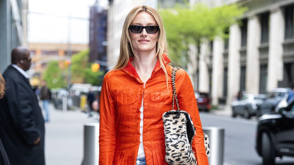 Sara Pidgeon wore shoe trend shoes with light jeans
