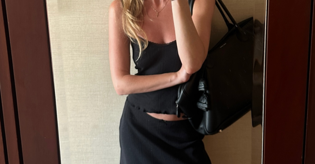 How fashionistas are wearing knee-length skirts this summer? Summer outfits I repeat every year