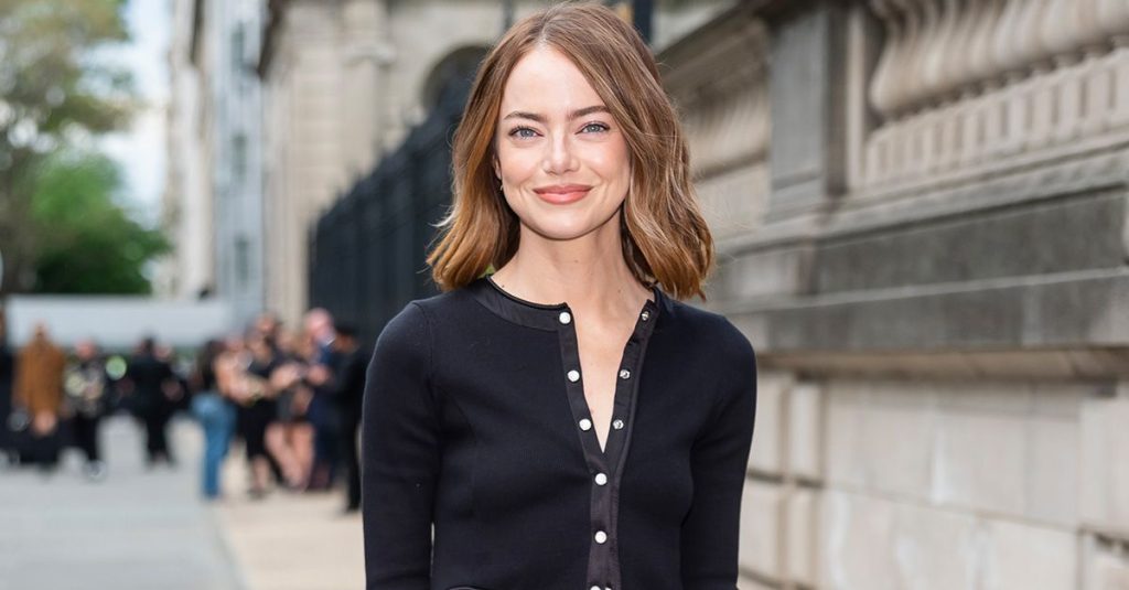 The best way to wear black trousers and a light jacket
