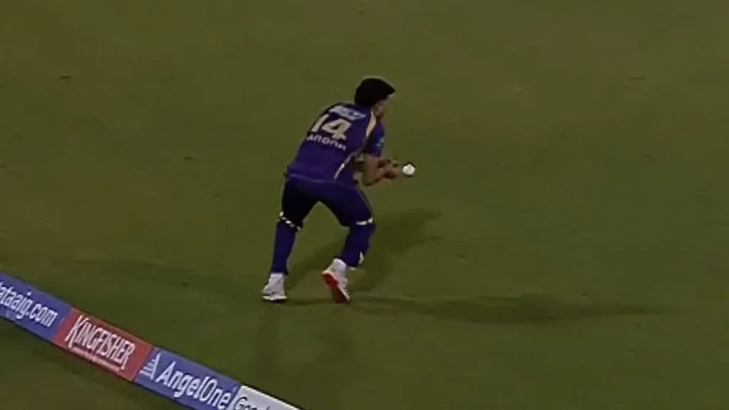 Vaibhav Arora pulls off a sitter as Devdutt Padikkal survives RCB vs KKR clash