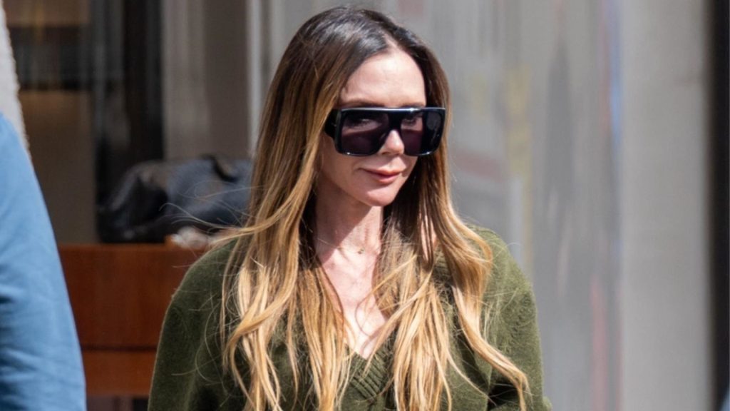 Victoria Beckham accessorized her white jeans with the best suede shoes