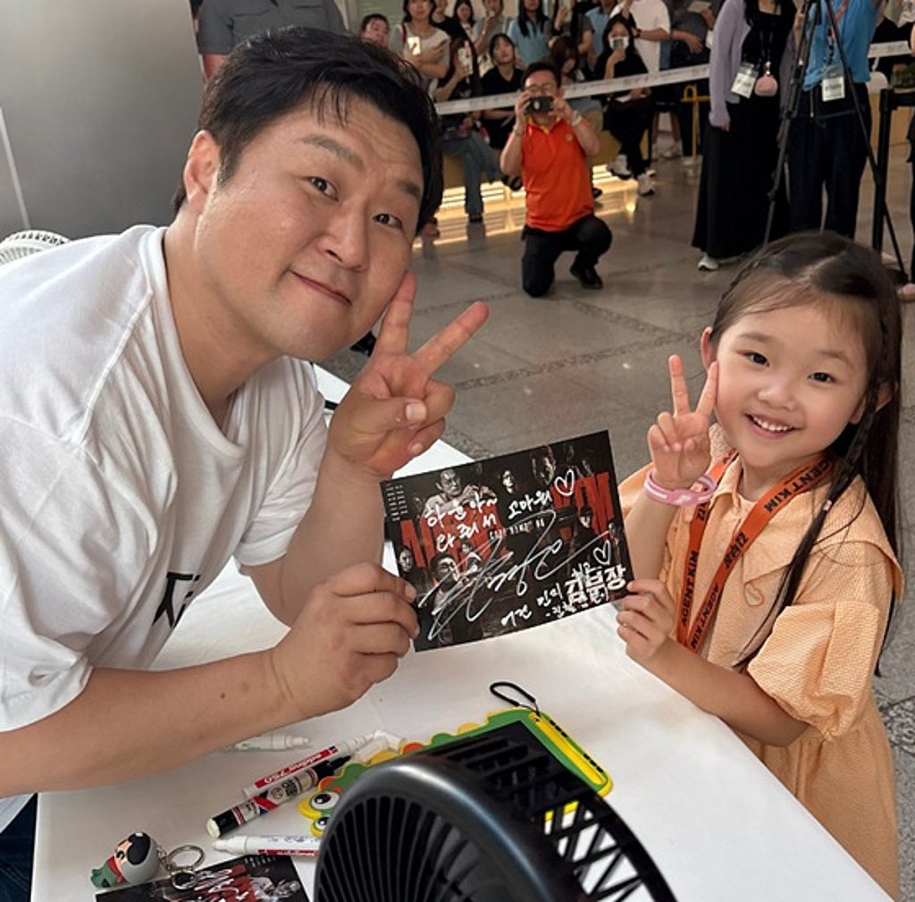‘Manager Kim’ Yoon Kyung-ho, Post-Event Report on Silent Meditation Signing Session: “Even Just with His Gaze and Reactions, It Was the Best” 'Manager Kim' Yoon Kyung-ho, Post-Event Report on Silent Meditation Signing Session: "Even Just with His Gaze and Reactions, It Was the Best"