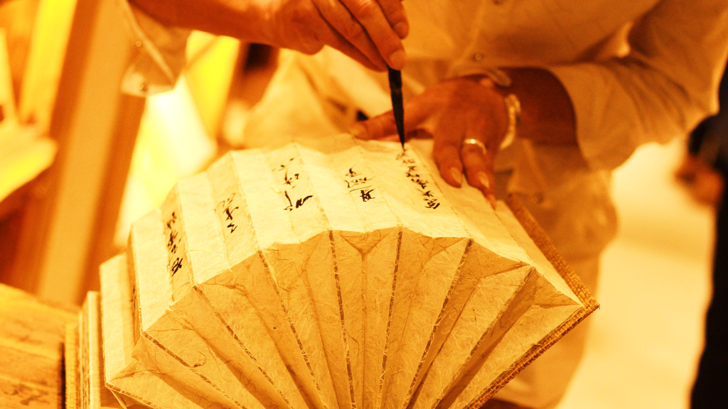 Tourists choose souvenirs that ensure memories don't fade